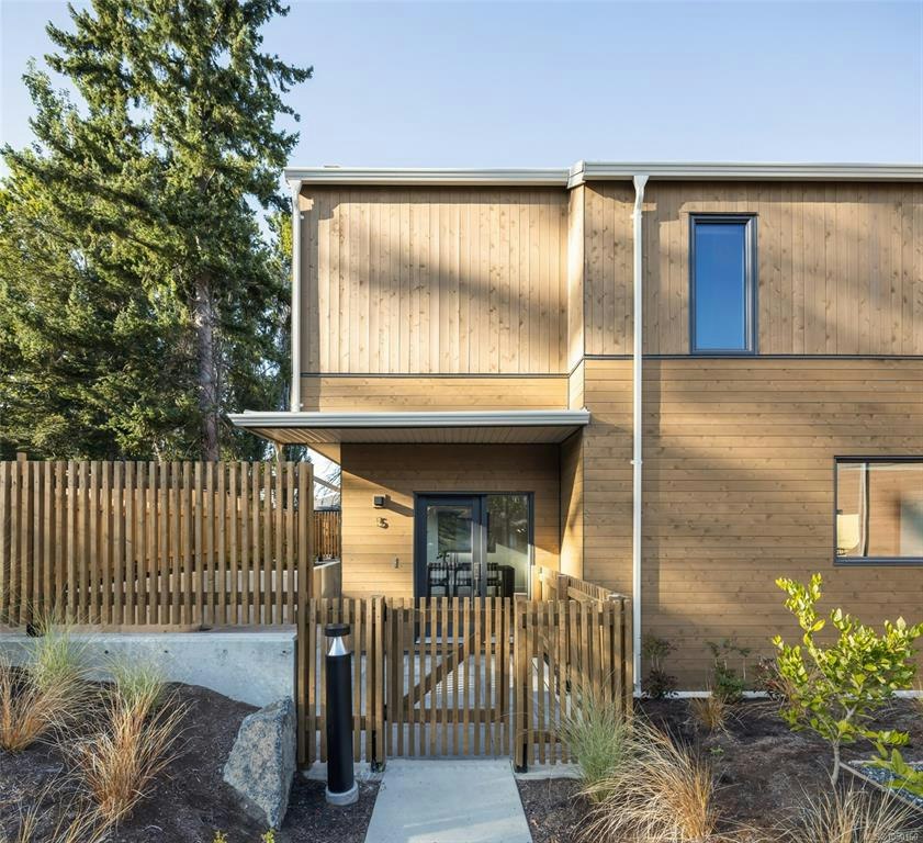 5-1520 Louise Place, Saanich, BC, V8P 2T8