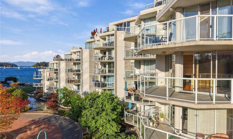 402-158 Promenade Drive