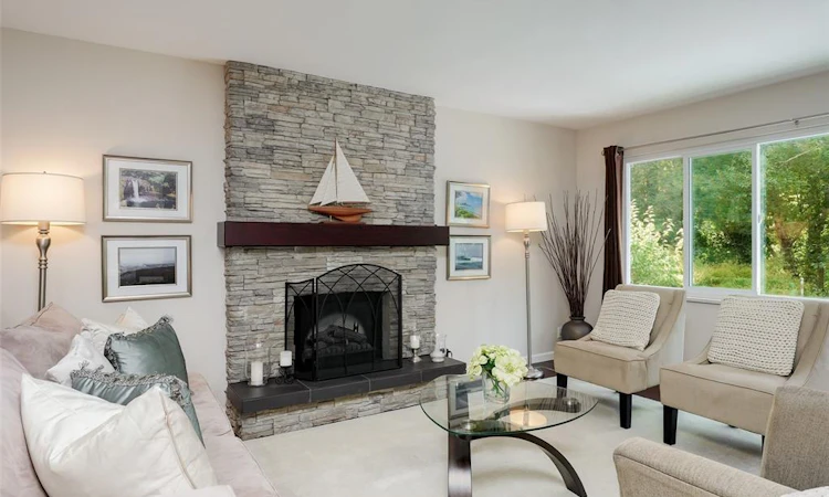 4290 Eastridge Crescent