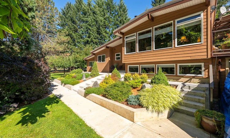 3742 James Crescent