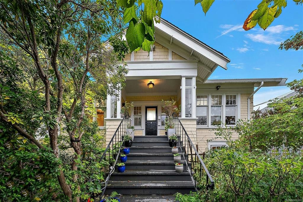 1528 Foul Bay Road, Victoria, BC, V8R 4Z9