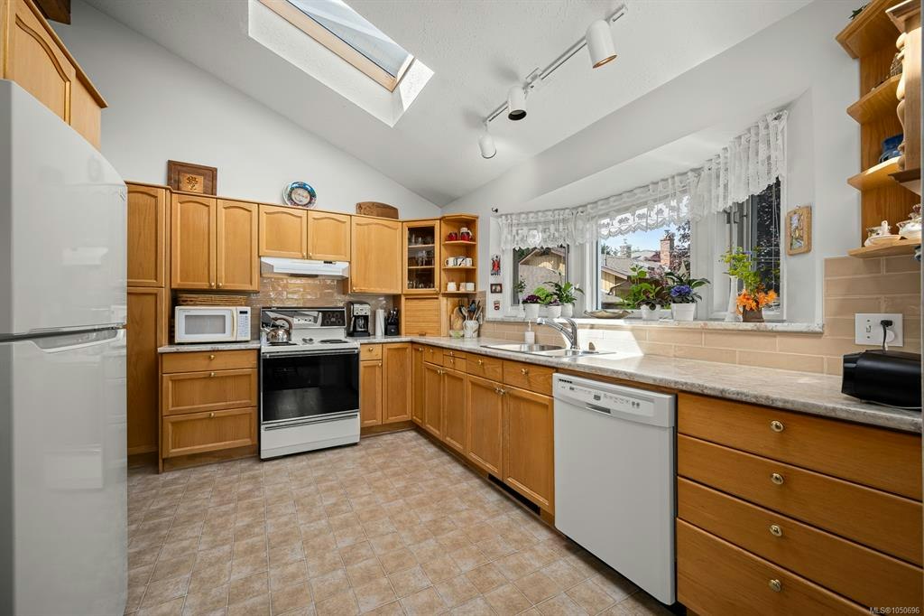 5989 Garvin Road, Union Bay, BC, V0R 3B0 - 8