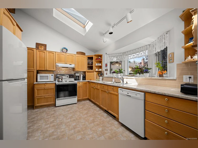5989 Garvin Road, Union Bay, BC, V0R 3B0 - 8