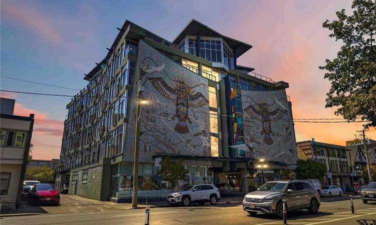 213-1061 Fort Street