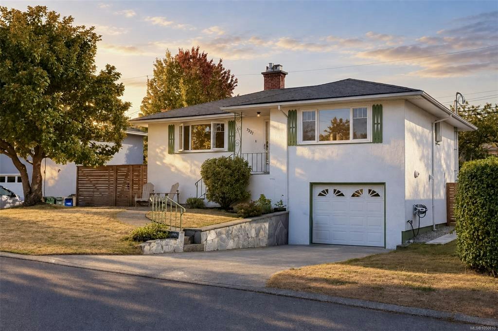 3221 Service Street, Saanich, BC, V8P 4M8
