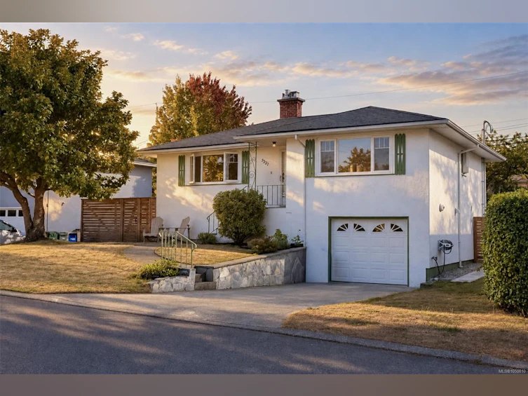 3221 Service Street, Saanich, BC, V8P 4M8