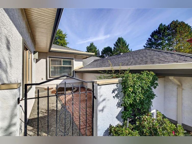 23-4360 Emily Carr Drive, Saanich, BC, V8X 4Y4 - 2