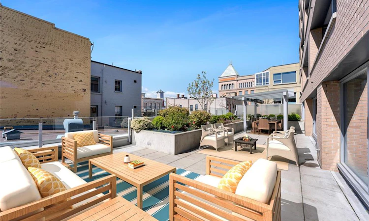 302-608 Broughton Street