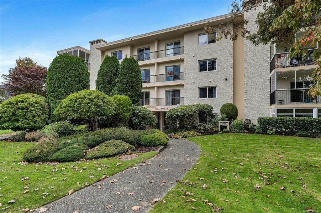 302-2323 Hamiota Street, Oak Bay, BC, V8R 2N1