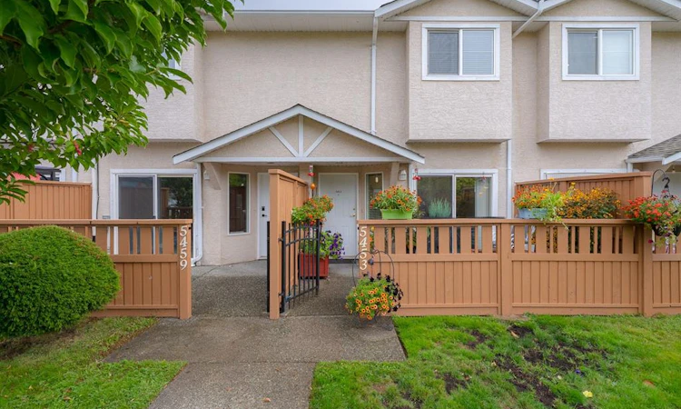 5453 W Woodland Crescent