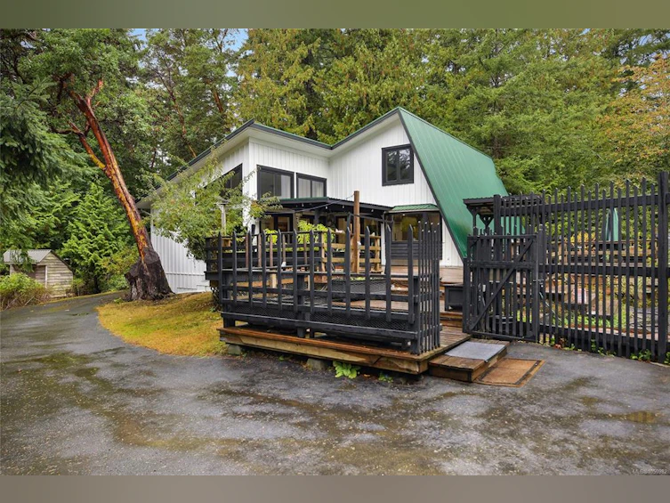 505 Bayview Drive, Mayne Island, BC, V0N 2J1