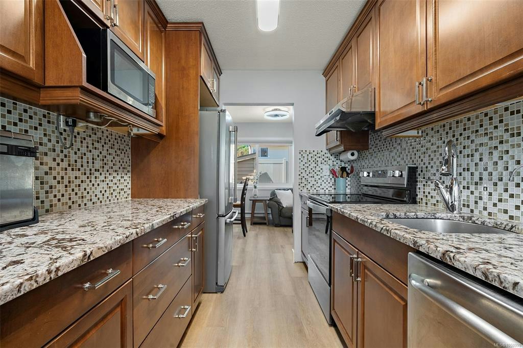 7-10046 Fifth Street, Sidney, BC, V8L 2X9