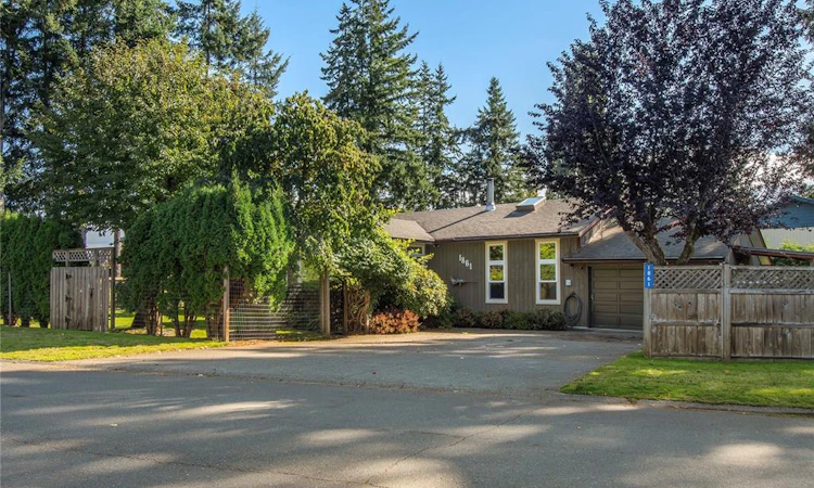 1861 Carlyle Crescent