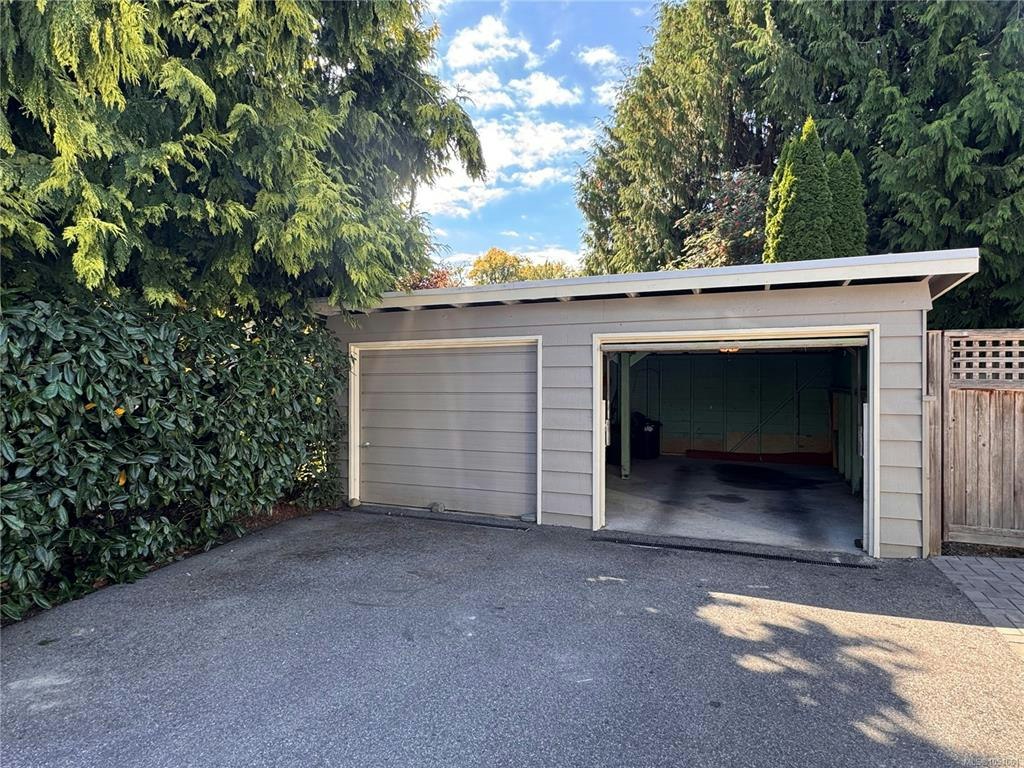 2568 Margate Avenue, Oak Bay, BC, V8S 3A4 - 25