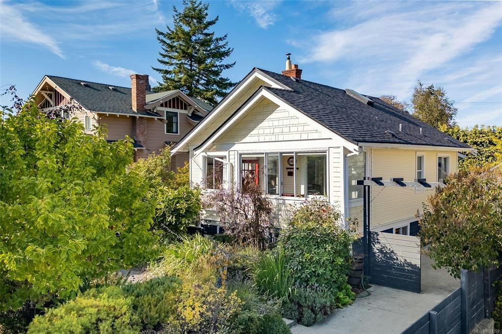 1618 Pinewood Avenue, Victoria, BC, V8S 1K7