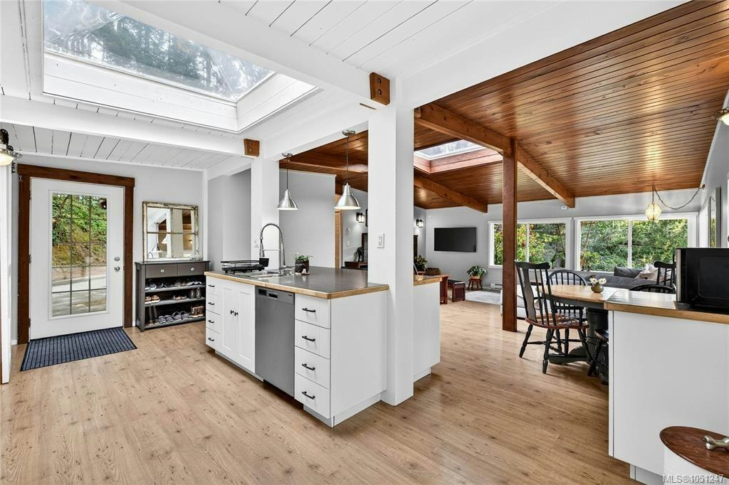 1465 North End Road - 3