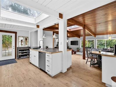 1465 North End Road - 3