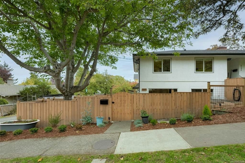 2207 Victor Street, Victoria, BC, V8R 4C6