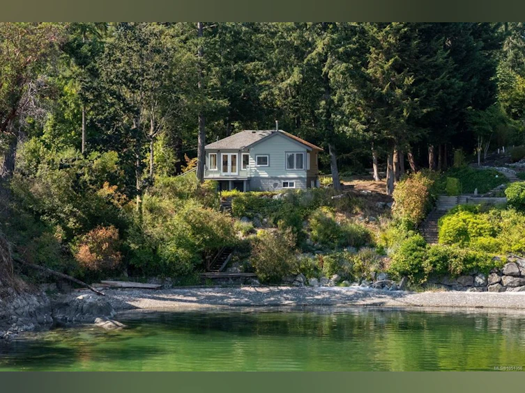 389 Moses Point Road, North Saanich, BC, V8L 5L9