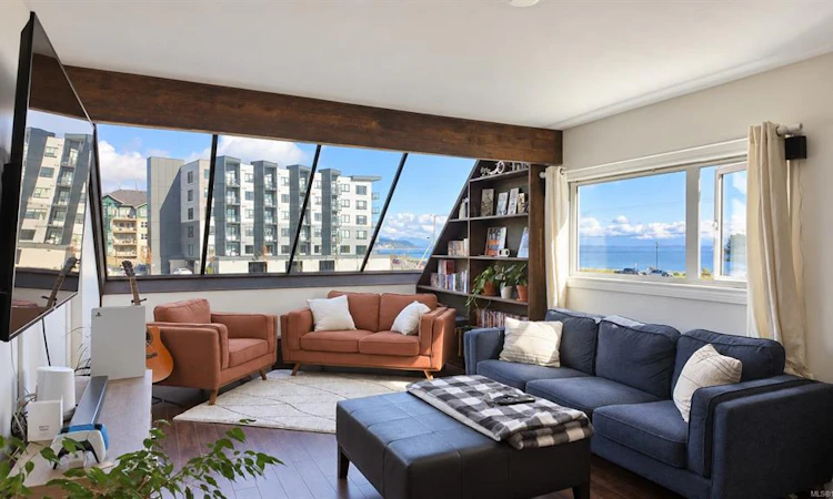 205-2740 Island Highway