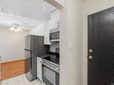419-1600 Dufferin Crescent - 5