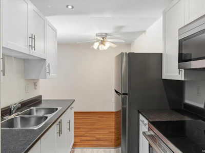 419-1600 Dufferin Crescent - 3