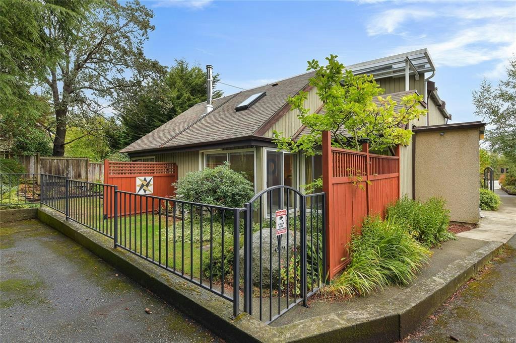 2310 Fernwood Road, Victoria, BC, V8T 2Z5