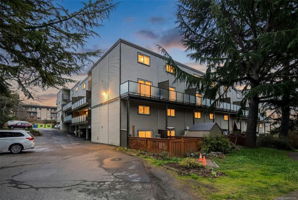 207-991 Cloverdale Avenue, Saanich, BC, V8X 2T5