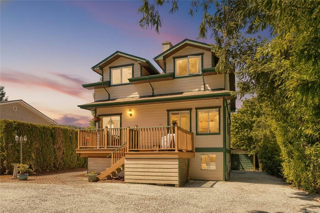 9220 East Saanich Road, North Saanich, BC, V8L 1H7