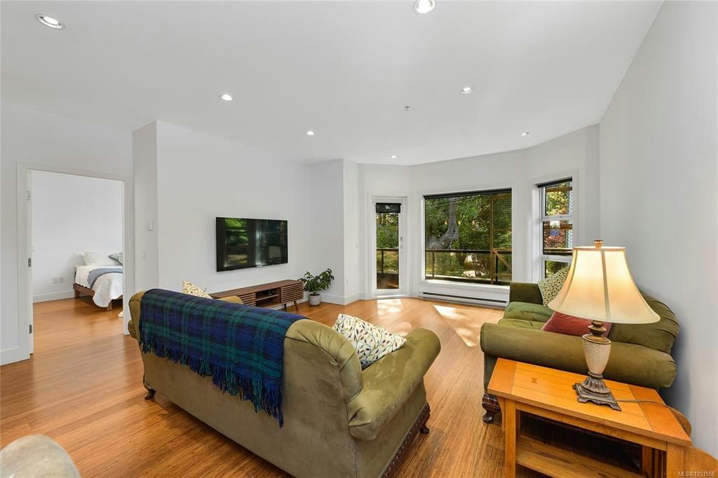 206-2589 Penrhyn Street - 3