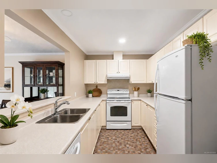 334-2245 James White Boulevard, Sidney, BC, V8L 1Z5 - 4