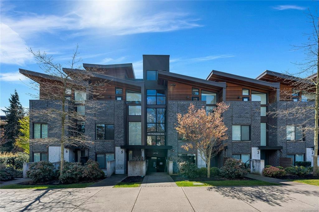 4-991 Mckenzie Avenue, Saanich, BC, V8X 3G8