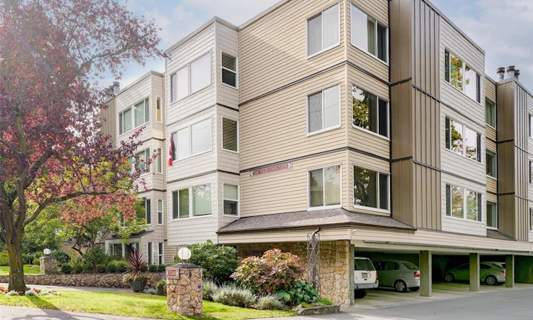 203-3260 Quadra Street