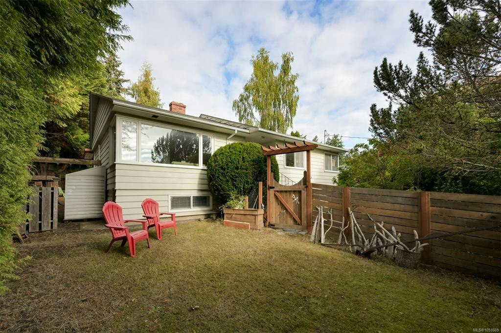 3832 Pitcombe Place, Saanich, BC, V8N 4B9