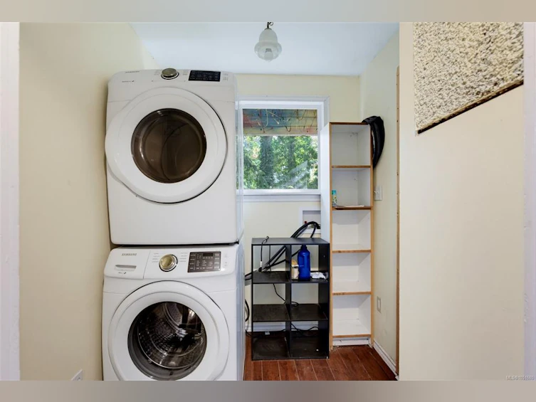 907 Mcadoo Place, Saanich, BC, V8X 1V8 - 11