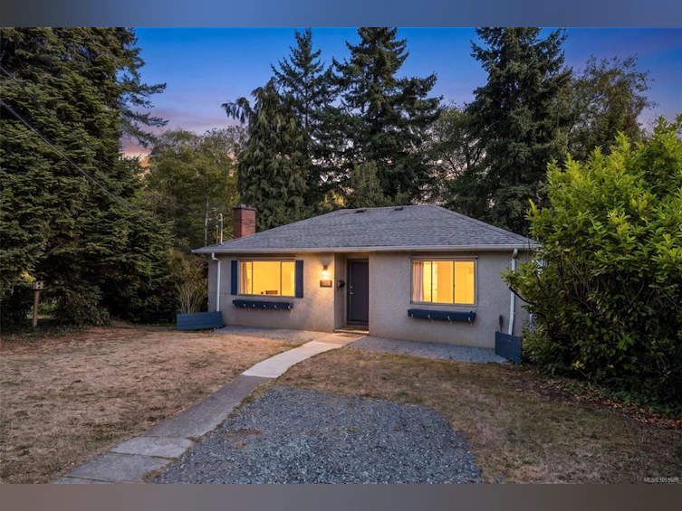 907 Mcadoo Place, Saanich, BC, V8X 1V8
