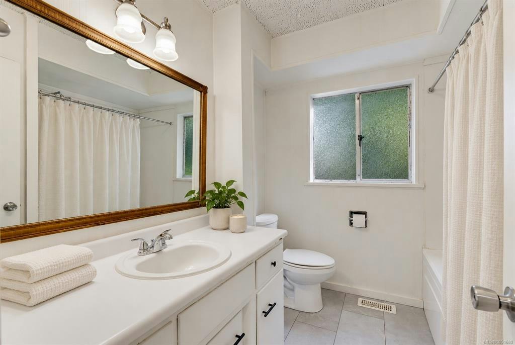 907 Mcadoo Place, Saanich, BC, V8X 1V8 - 10