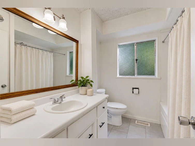 907 Mcadoo Place, Saanich, BC, V8X 1V8 - 10
