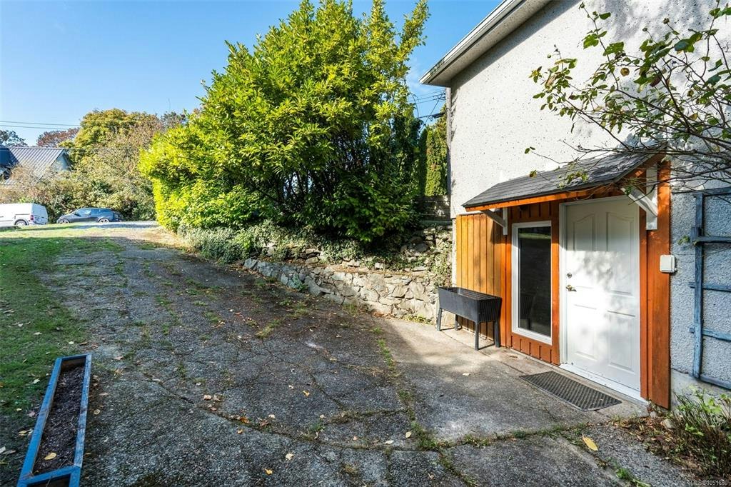 907 Mcadoo Place, Saanich, BC, V8X 1V8 - 16