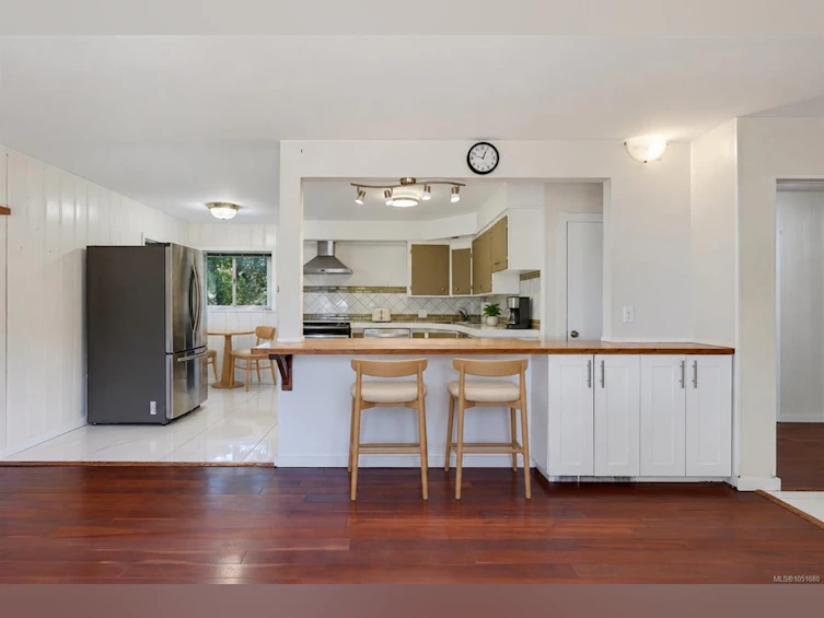 907 Mcadoo Place, Saanich, BC, V8X 1V8 - 4