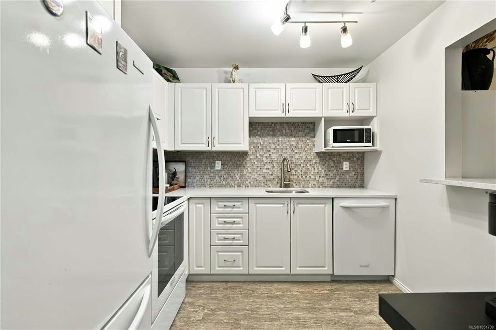 105-290 Island Highway, View Royal, BC, V9B 1G5 - 14