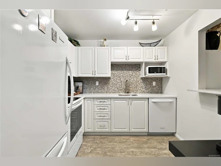 105-290 Island Highway, View Royal, BC, V9B 1G5 - 14