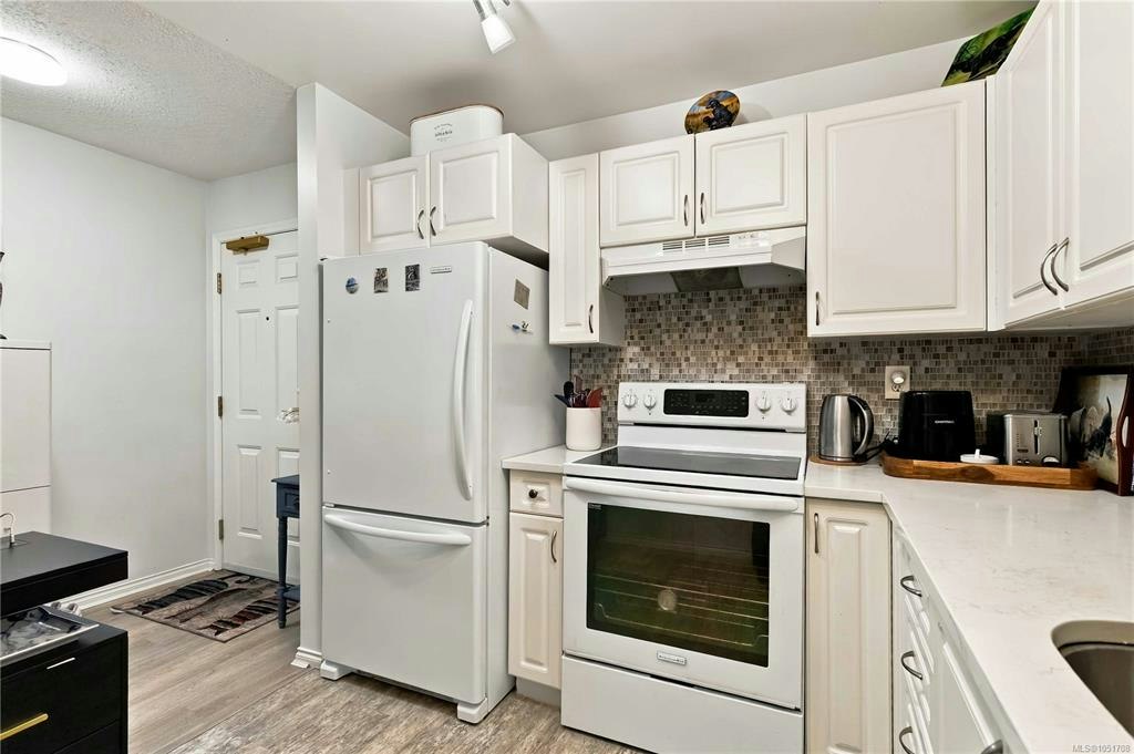 105-290 Island Highway, View Royal, BC, V9B 1G5 - 17