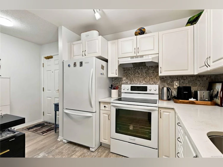 105-290 Island Highway, View Royal, BC, V9B 1G5 - 17