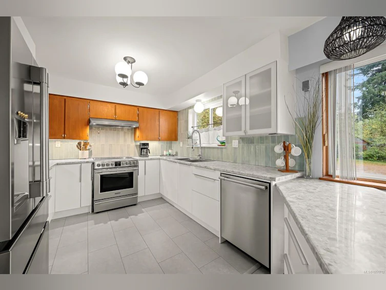 6044 N Island Highway, Courtenay, BC, V9J 1T5 - 17