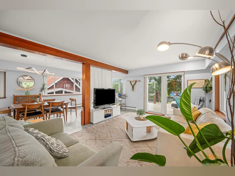6044 N Island Highway, Courtenay, BC, V9J 1T5 - 5
