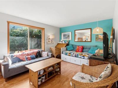 3-1626 Holly Crescent - 3