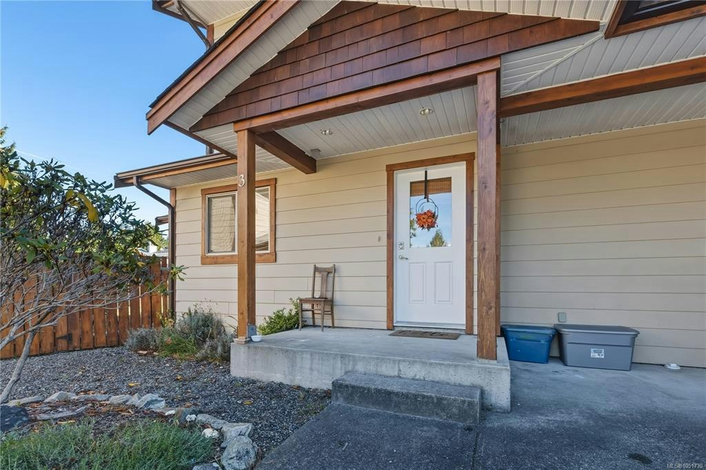 3-1626 Holly Crescent - 2