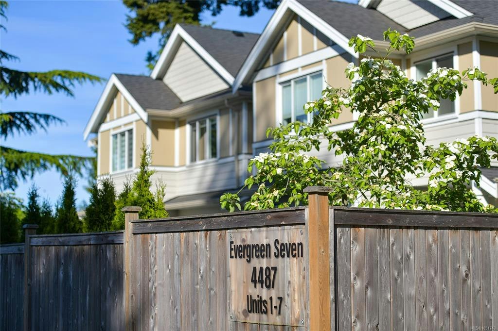 2-4487 Wilkinson Road, Saanich, BC, V8Z 5C2