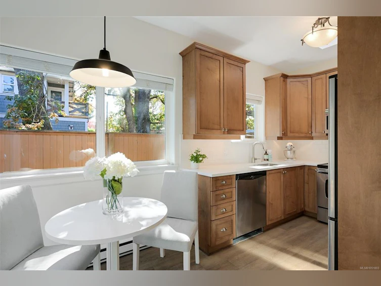 2563 Shelbourne Street, Victoria, BC, V8R 4L7 - 16